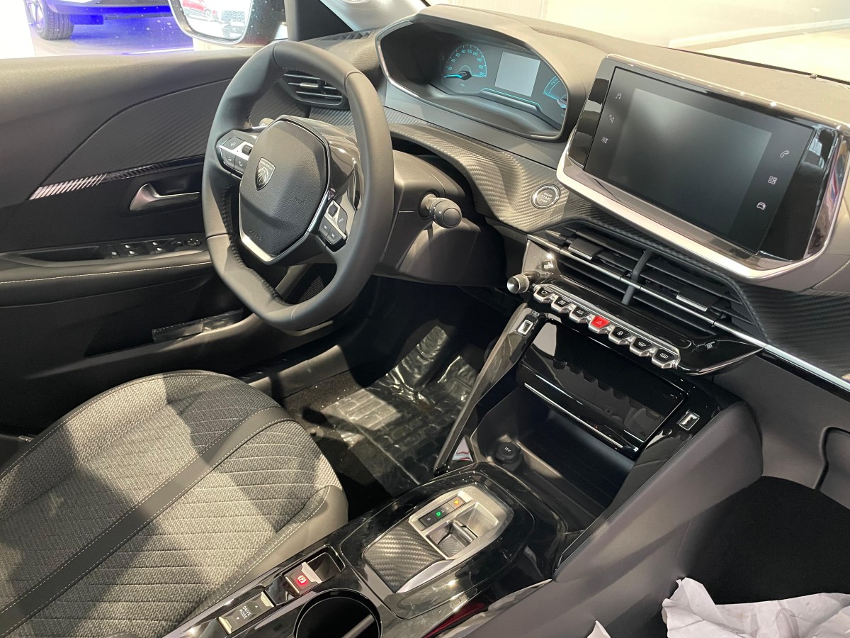PEUGEOT 208