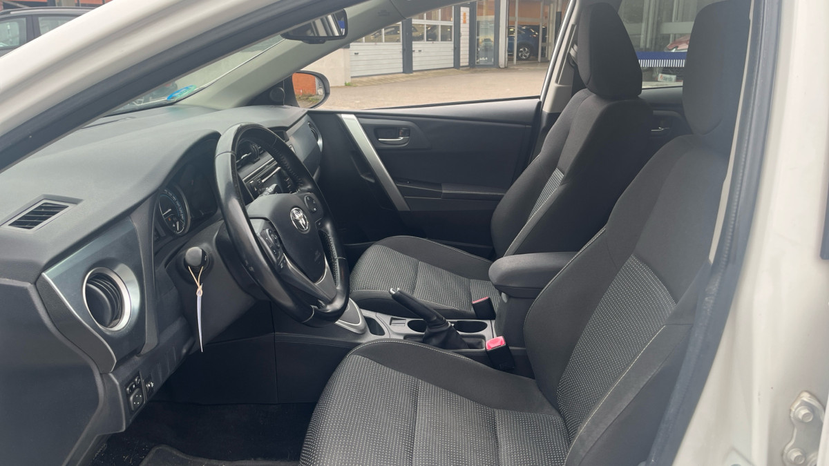 TOYOTA AURIS