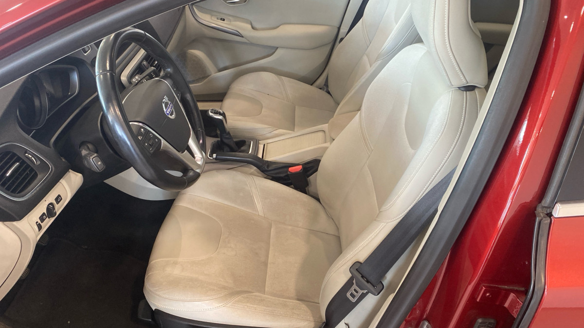 VOLVO V40