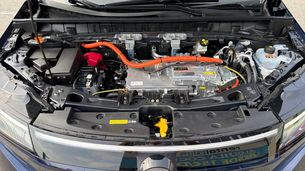 NISSAN LEAF